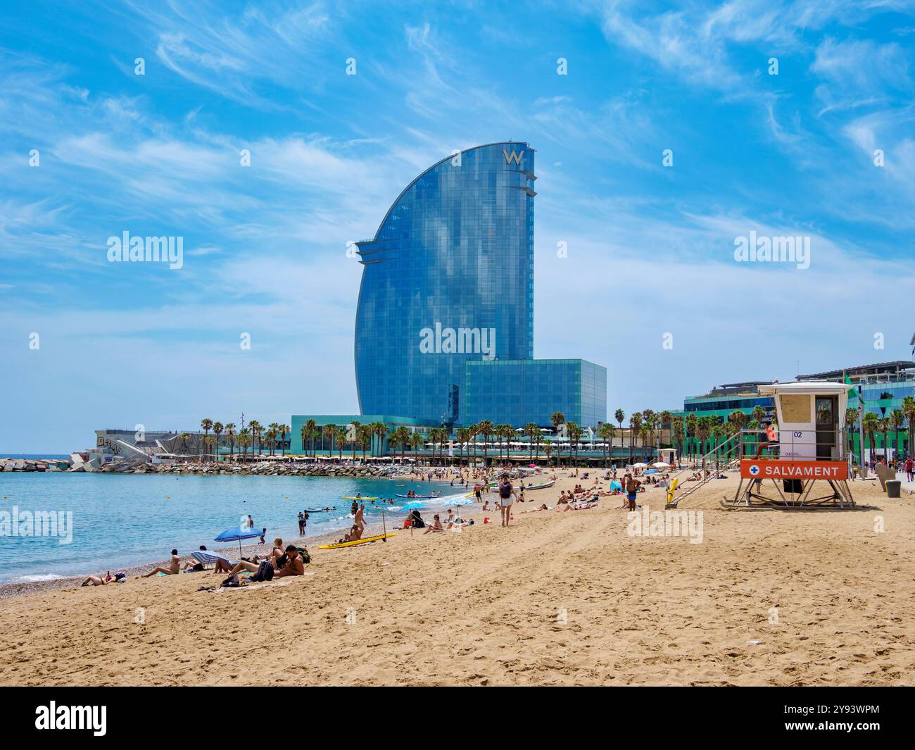Vue vers l'Hôtel W, la plage de la Barceloneta, Barcelone, Catalogne, Espagne, Europe Banque D'Images