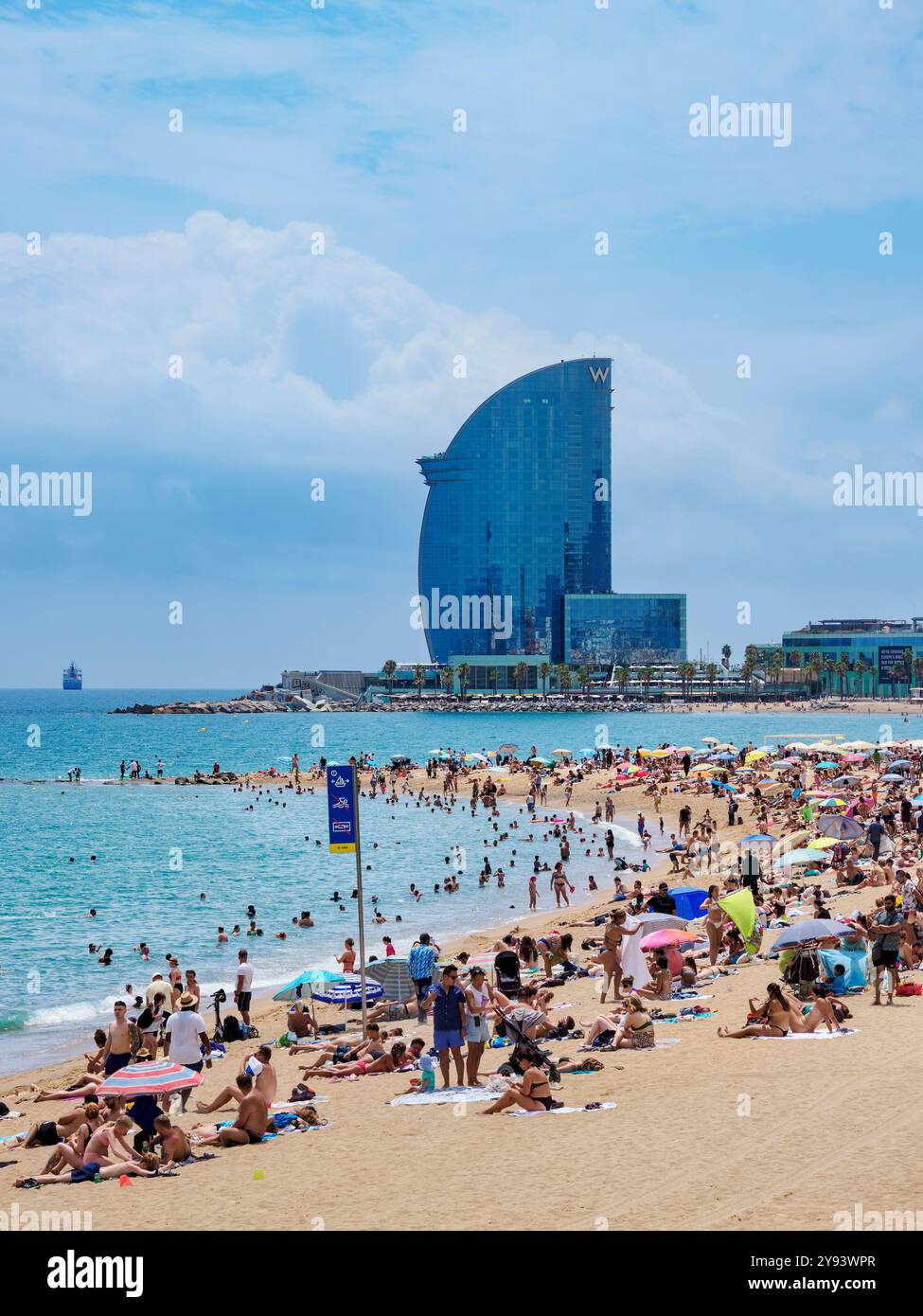 Vue vers l'Hôtel W, la plage de la Barceloneta, Barcelone, Catalogne, Espagne, Europe Banque D'Images