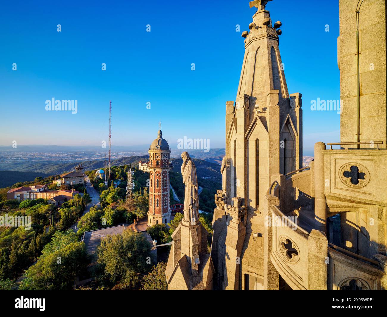Sculpture au Temple Expiatori del Sagrat Cor et Torre de les Aigues de dos Rius, Mont Tibidabo, Barcelone, Catalogne, Espagne, Europe Banque D'Images