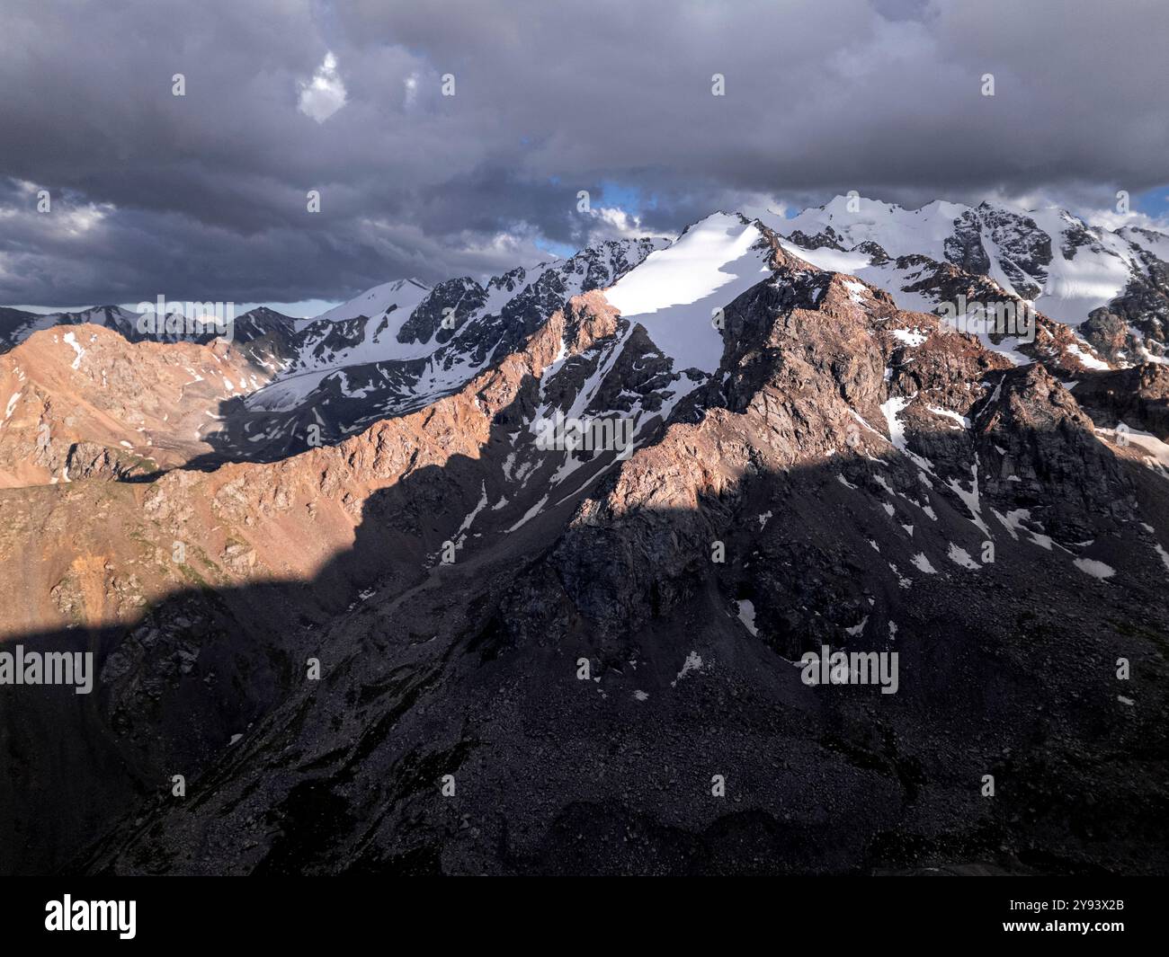 Sommets enneigés et vallées luxuriantes au coucher du soleil mis en valeur dans un paysage magnifique, Kirghizistan, Asie centrale, Asie Banque D'Images