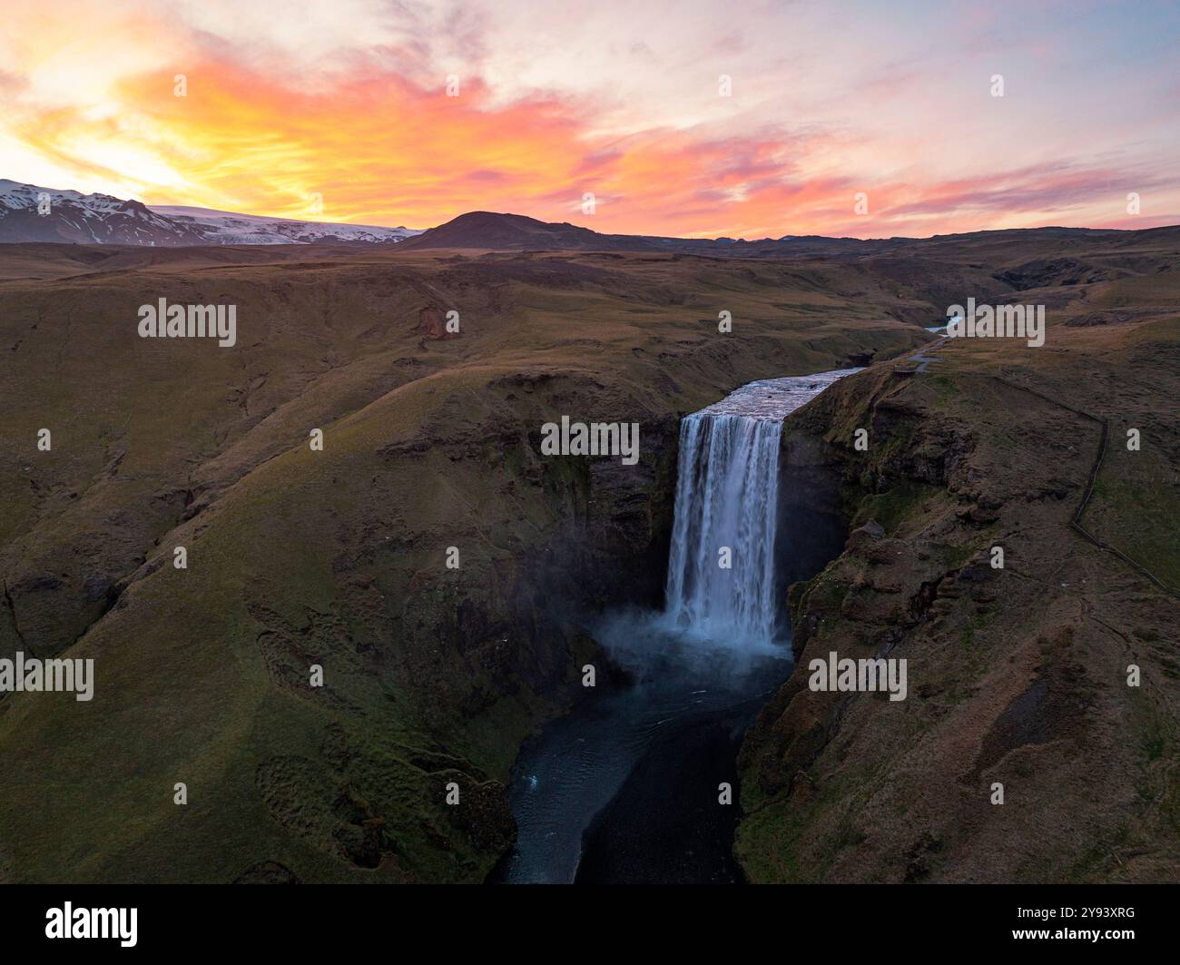 Vue aérienne prise par drone de la cascade de Skogafoss, sud de l'Islande, régions polaires Banque D'Images