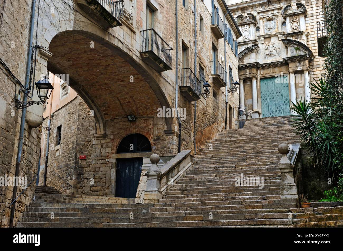 Arche sous le palais Agullana et escaliers menant à l'église Sant Marti Sacosta, Gérone, Catalogne, Espagne, Europe Banque D'Images