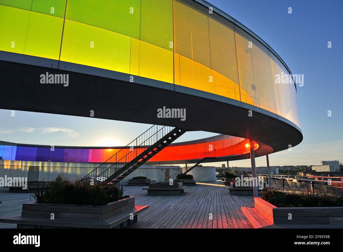 Votre panorama arc-en-ciel, une passerelle circulaire avec des fenêtres aux couleurs de l'arc-en-ciel sur le sommet de l'ARoS Aarhus Kunstmuseum, Aarhus, Jutland, Danemark Banque D'Images