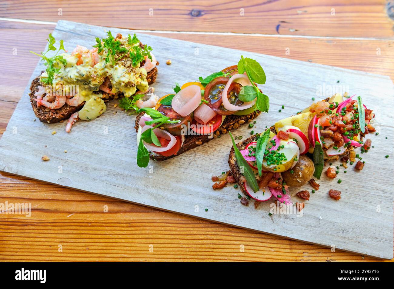Sandwichs ouverts servis au restaurant Langhoff et Juul, Guldsmedgade 30, quartier Latin, Aarhus, péninsule du Jutland, Danemark, Europe Banque D'Images
