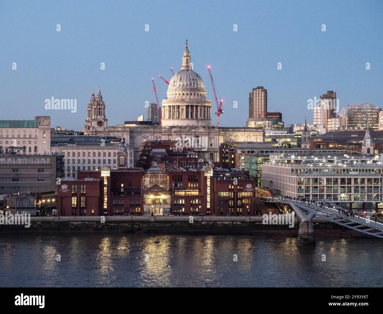 Vue sur l'horizon au crépuscule de la cathédrale Paul et du pont Millennium depuis Tate Modern, Londres, Angleterre, Royaume-Uni, Europe Banque D'Images