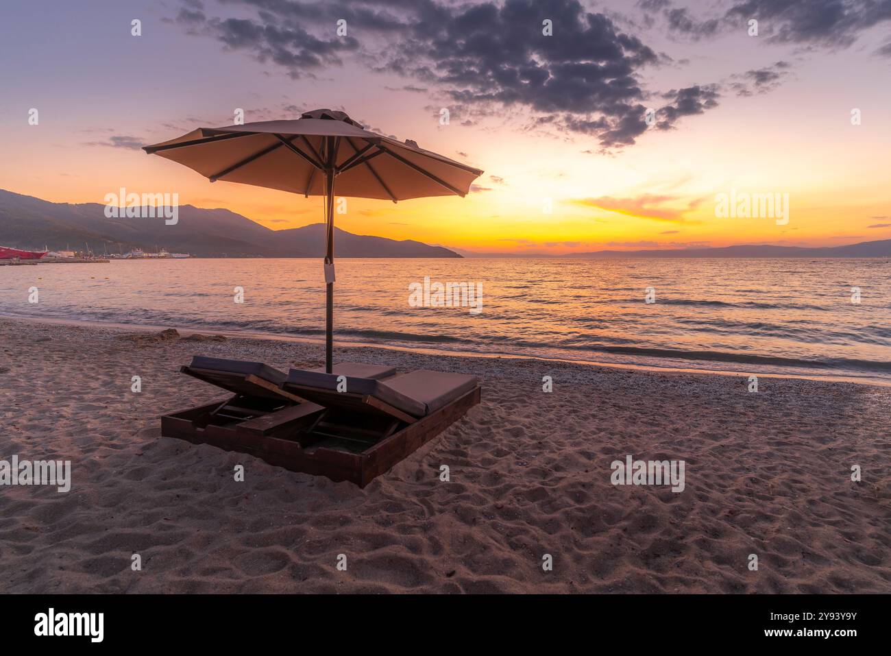 Vue de chaise longue sur la plage et la mer Égée après le coucher du soleil, Thassos Town, Thassos, mer Égée, îles grecques, Grèce, Europe Banque D'Images