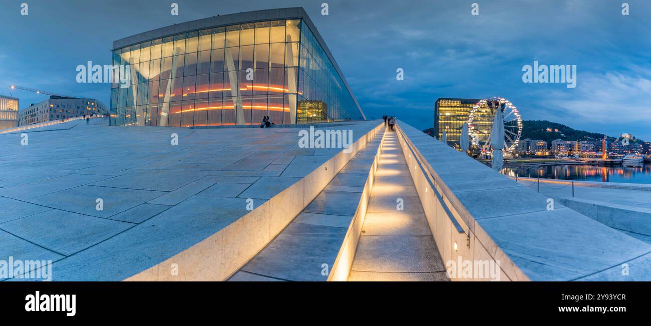 Vue de l'Opéra d'Oslo et du Musée Munch au crépuscule, Oslo, Norvège, Scandinavie, Europe Banque D'Images