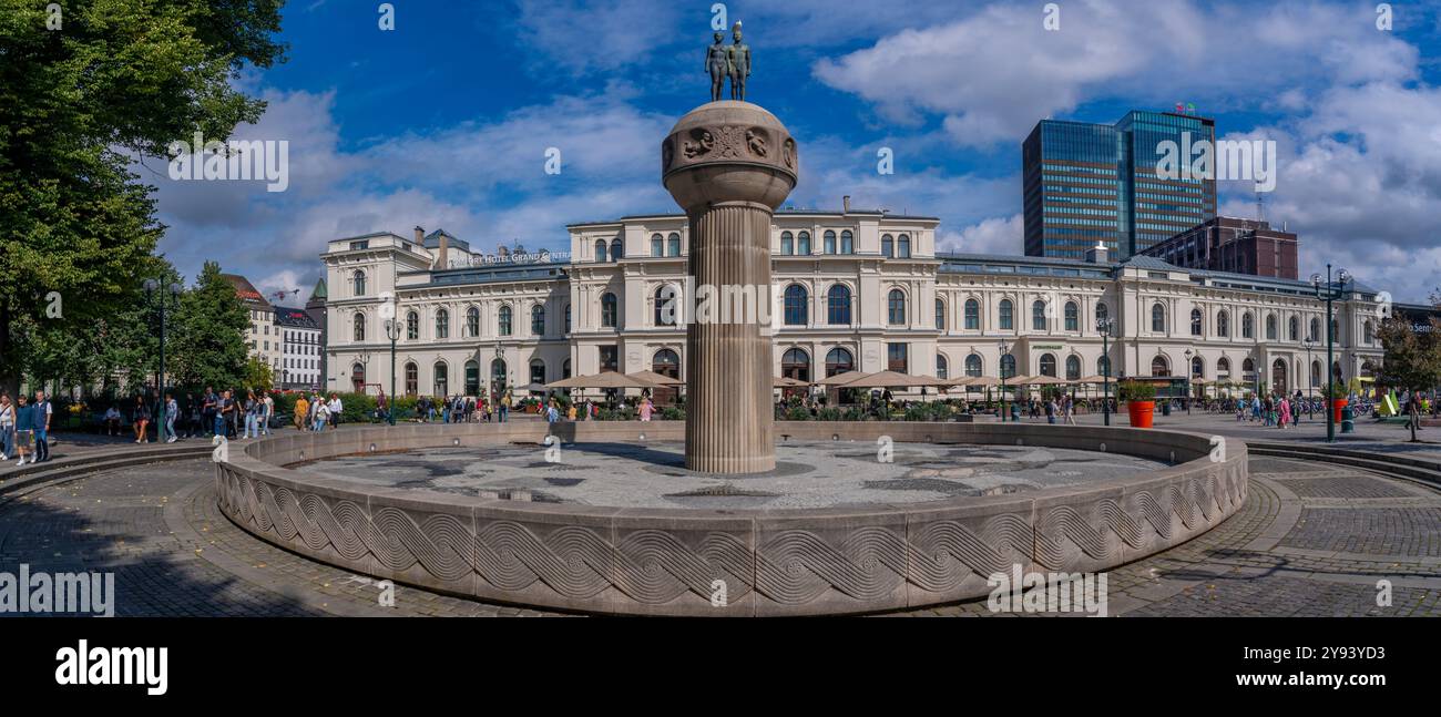 Vue du soleil et de la terre et Grand Central Hôtel à Christian Frederiks Plass, Oslo, Norvège, Scandinavie, Europe Banque D'Images