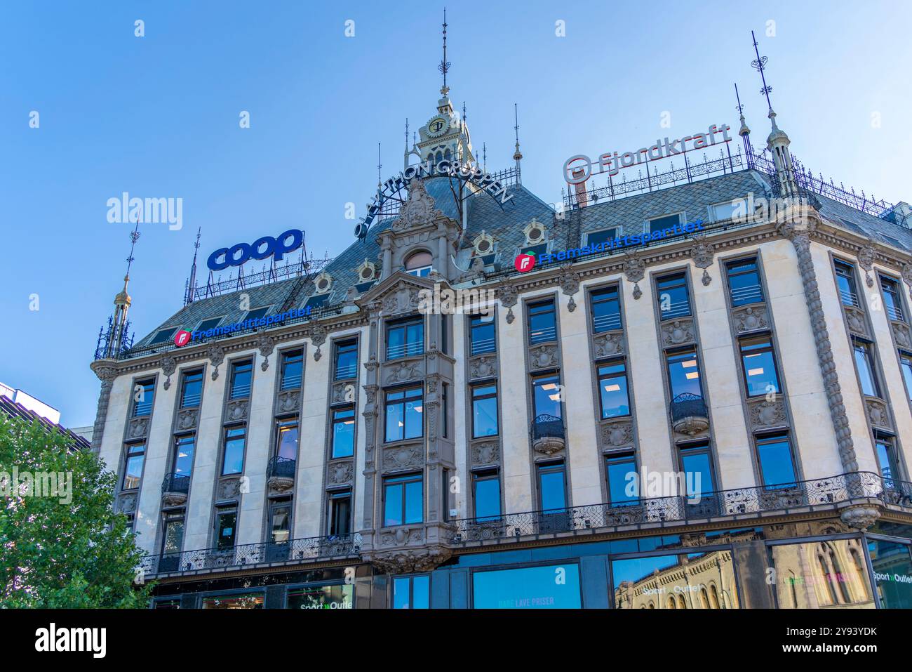 Vue des néons et de l'architecture sur Karl Johans Gate, Oslo, Norvège, Scandinavie, Europe Banque D'Images