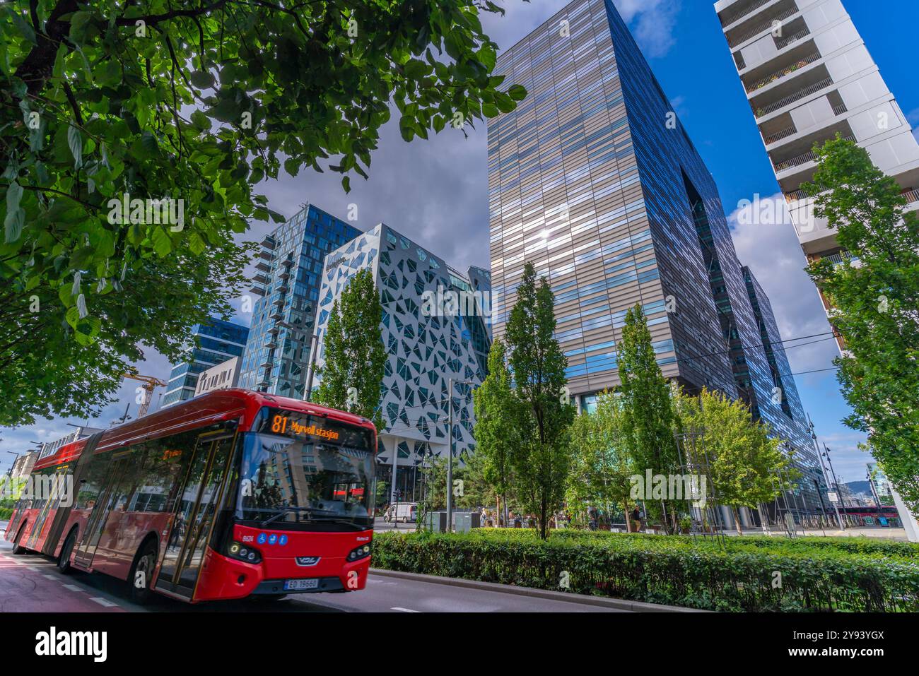 Vue sur le bus urbain et l'architecture contemporaine dans la zone de code-barres par une journée ensoleillée, Oslo, Norvège, Scandinavie, Europe Banque D'Images