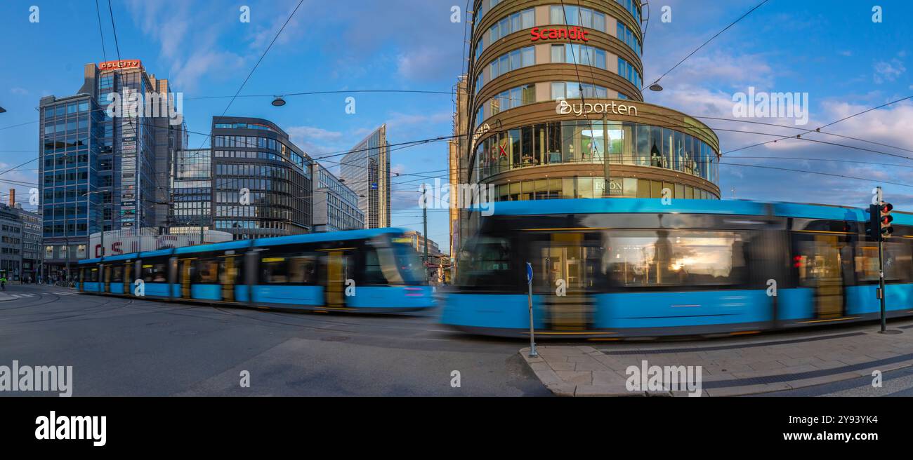 Vue des bâtiments et des tramways de Jernbanetorget, Oslo, Norvège, Scandinavie, Europe Banque D'Images