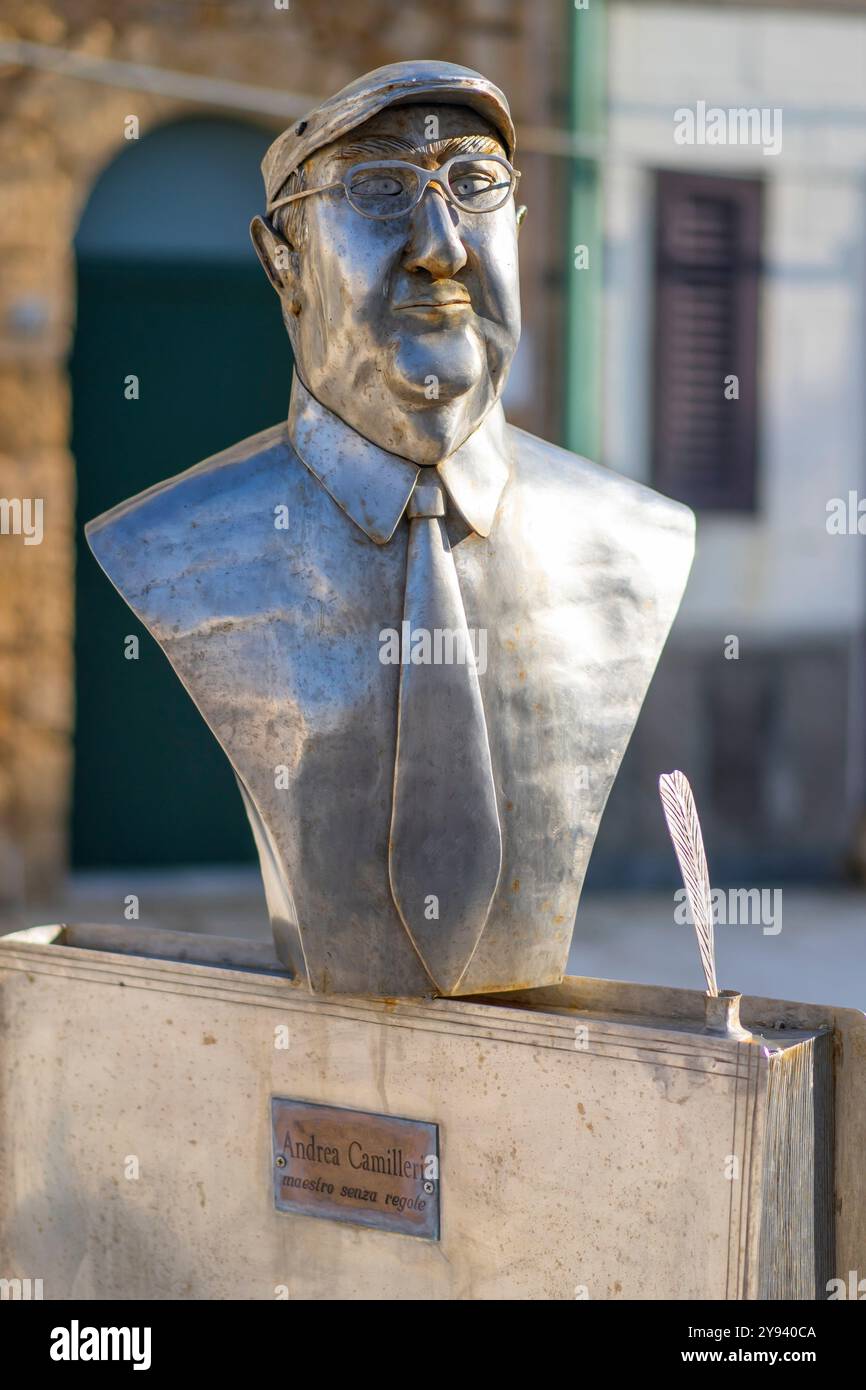 Monument de Andrea Camilleri, Punta Secca, Santa Croce Camerina, Raguse, Sicile, Italie, Méditerranée, Europe Banque D'Images