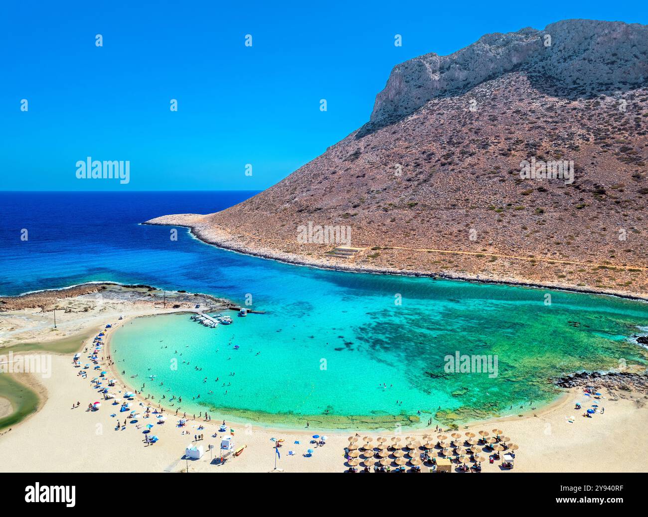 Image aérienne de la plage de Stavros, où Zorba la danse grecque a été filmée, près de Chania, île de Crète, îles grecques, Grèce, Europe Banque D'Images