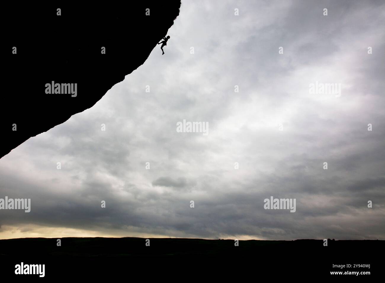 Grimpeur en action, Kilnsey Crag, Yorkshire du Nord, Angleterre, Royaume-Uni, Europe Banque D'Images