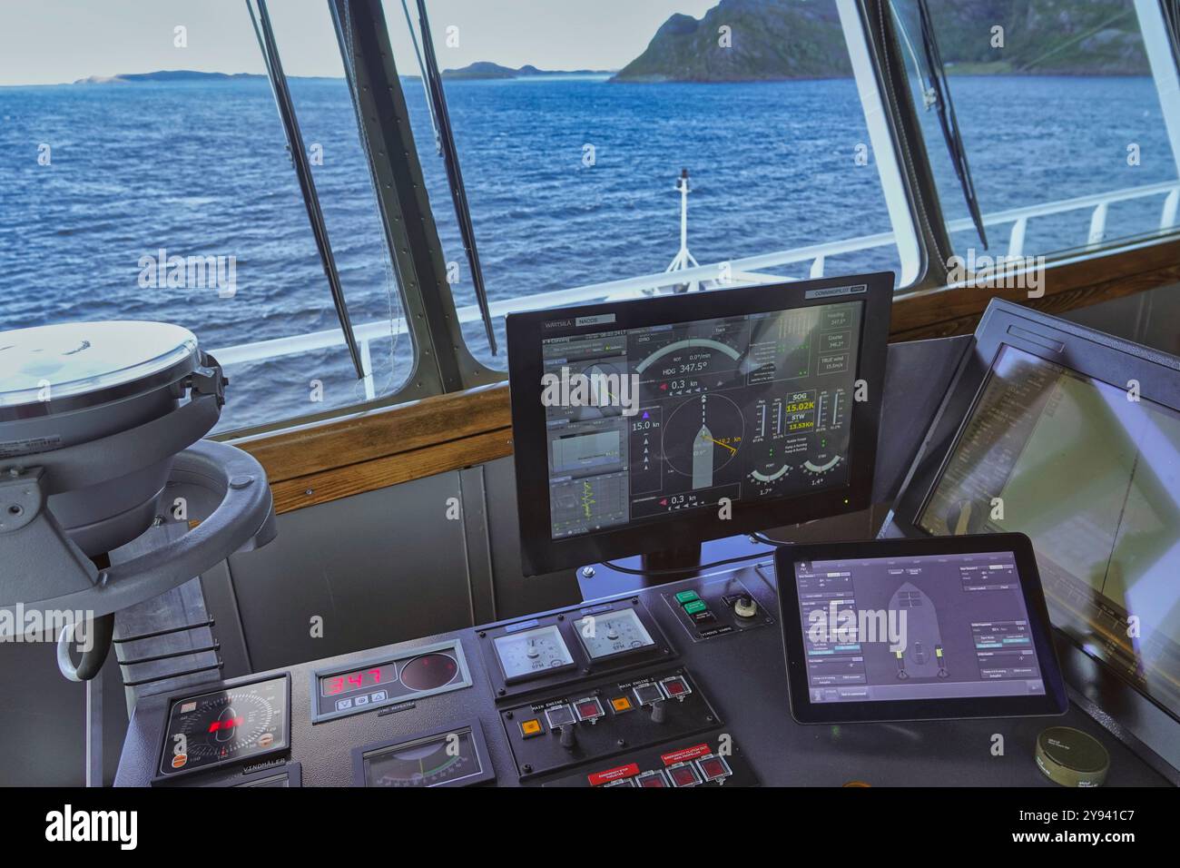 Mer de Norvège - 12 septembre, 2024 instruments et aides à la navigation sur le pont du Kong Harald, navire de croisière phare de Hurtigruten. Banque D'Images