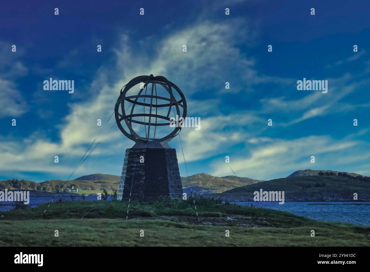 Mer de Norvège, 12 septembre 2024 le monument du cercle arctique , vu de la chaise des capitaines sur le pont du bateau de croisière Kong Harald Banque D'Images