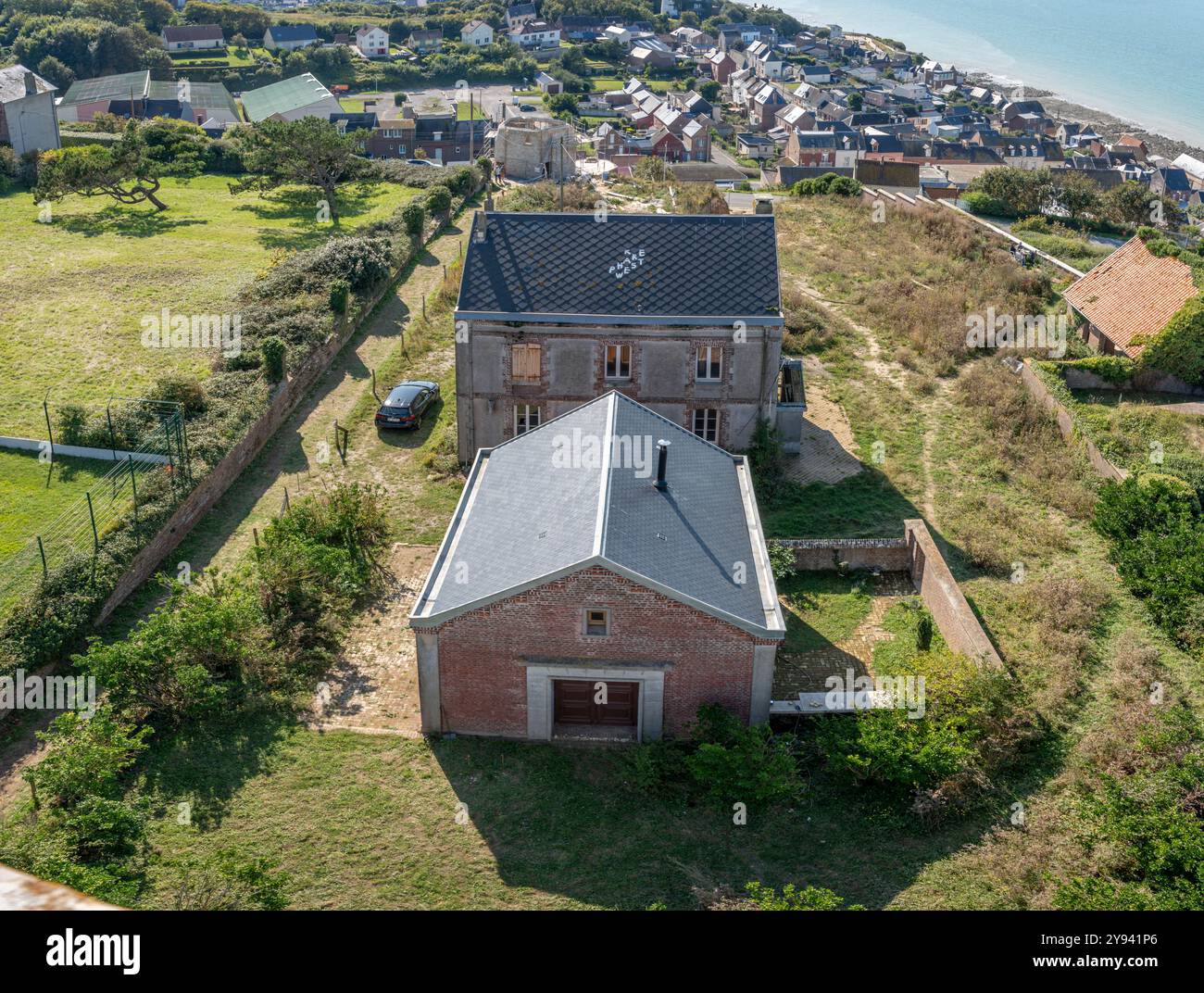 Ault, France - 09 15 2024 : vue panoramique sur les villas, la maison de gardien, la plage et la mer depuis le phare Banque D'Images