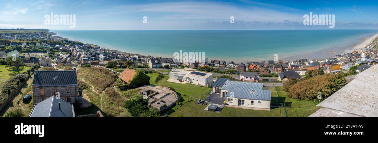 Ault, France - 09 15 2024 : vue panoramique sur les villas, la maison de gardien, la plage et la mer depuis le phare Banque D'Images