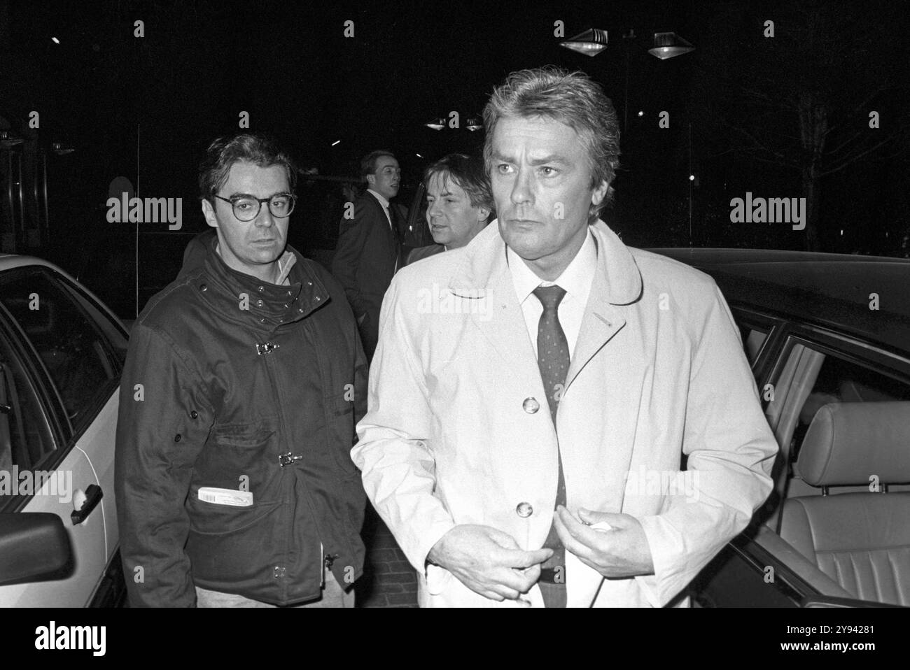 Der Französische Filmstar, Schauspieler, Regisseur und Sänger Alain Delon BEI einem Besuch in Hamburg, Ankunft im Hotel Elysee am 9.10.1987. Delon War in den 80er Jahren nur noch selten als Schauspieler zu sehen, stattdessen nahm er Popsong auf und hatte 1987 mit dem album comme au cinma Erfolg als Sänger *** la star de cinéma française, acteur, réalisateur et chanteur Alain Delon en visite à Hambourg, arrivant à l'Hôtel Elysée le 9 10 1987 Delon a été rarement vu comme acteur dans les années 1980, au lieu de cela, il enregistre des chansons pop et connaît un succès en tant que chanteur en 1987 avec l'album comme au cinma Banque D'Images