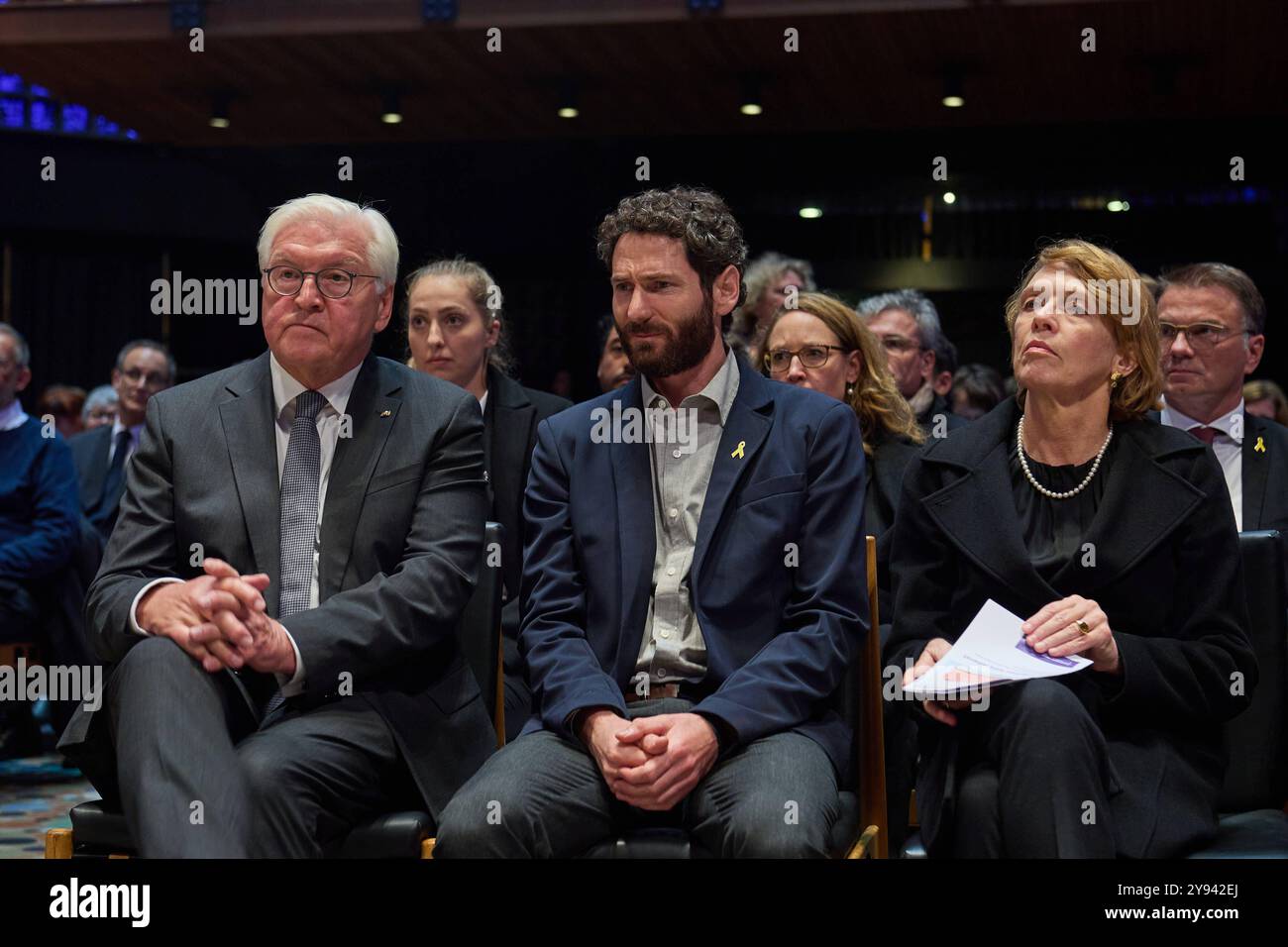 Interreligioeser Gottesdienst am Jahrestag des Hamas-Terrorangriffs in Israel am Montag 07.10.2024 in der evangelischen Kaiser-Wilhelm-Gedaechtnis-Kirche in Berlin. Foto v.l. : Bundespraesident Frank-Walter Steinmeier Alon Gat, der Am 7. Oktober 2023 von Kaempfern der radikal-islamischen Palaestinensergruppe entfuehrt wurde und BEI dem Angriff Mutter und Schwester verlor Elke Buedenbender Büdenbender Dazu Hat die Evangelische Kirche Berlin-Brandenburg-schlesische Oberlausitz EKBO gemeinsam mit der Juedischen Gemeinde, dem Erzbistum Berlin sowie Buendnis fuer in weltoffantes und weltoffantes Banque D'Images