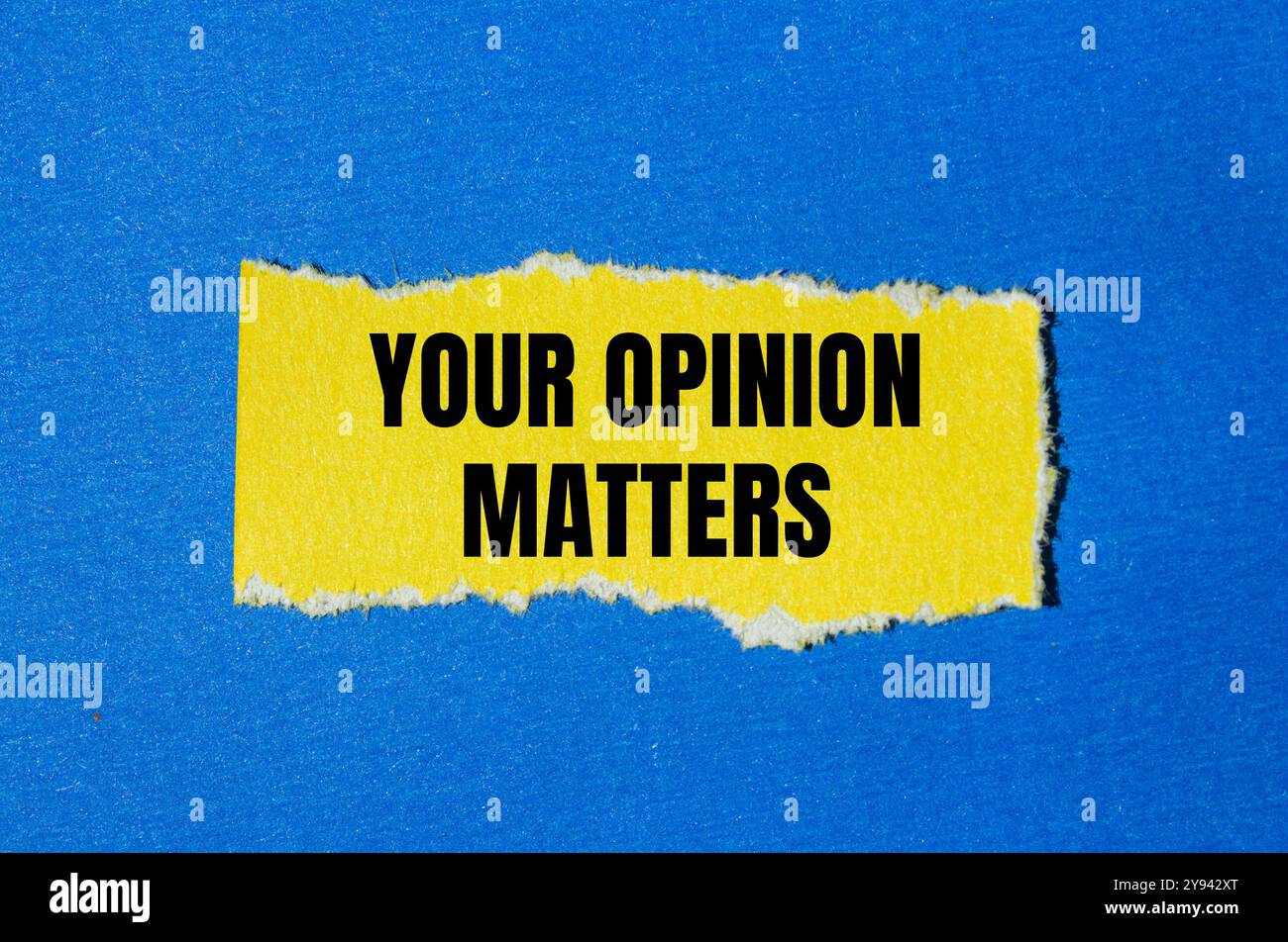 Votre opinion compte message écrit sur un morceau de papier déchiré jaune déchiré avec fond bleu. Conceptuel votre opinion compte. Copier l'espace. Banque D'Images