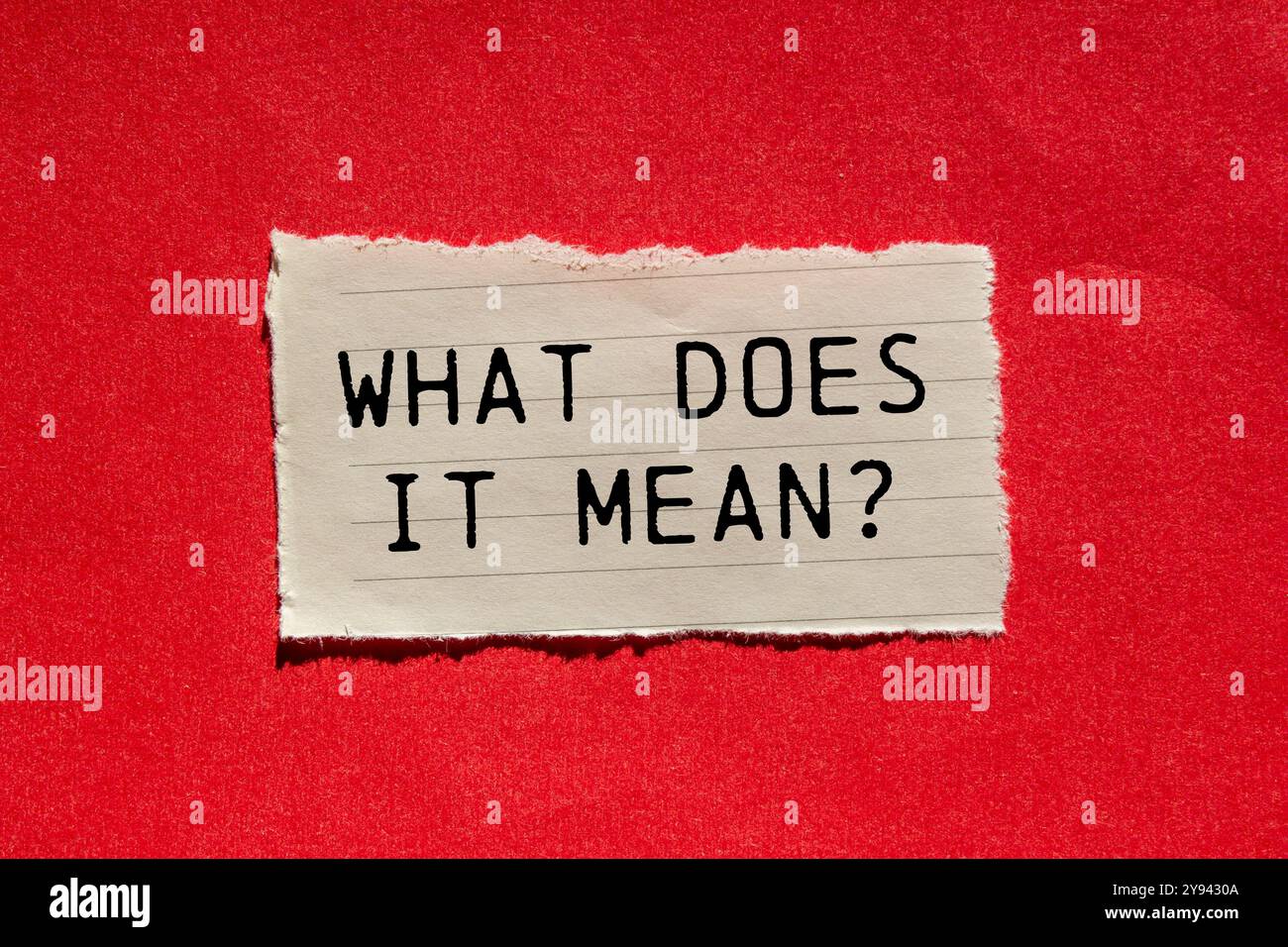 Qu'est-ce que cela signifie question écrite sur un morceau de papier déchiré déchiré sur fond rouge. Conceptuel qu'est-ce que cela signifie symbole de question. Copier l'espace. Banque D'Images