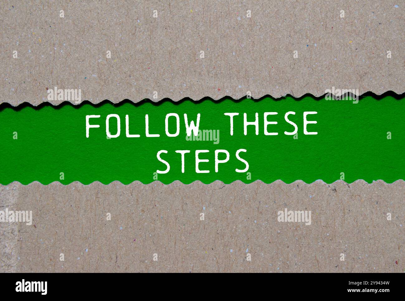 Suivez ces étapes message écrit sur papier déchiré déchiré sur fond vert. Conceptuel suivre ces étapes symbole. Copier l'espace. Banque D'Images