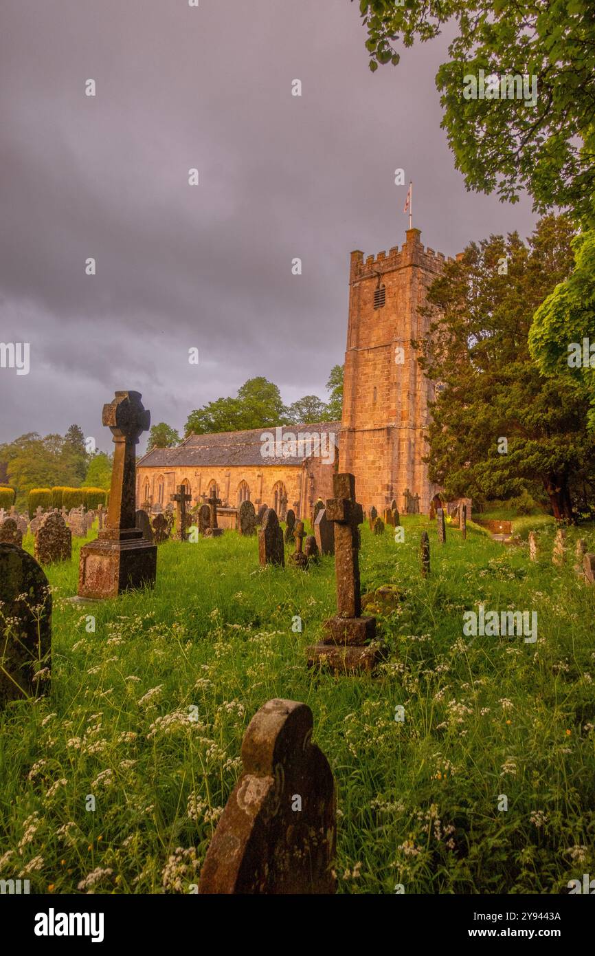 Église St Michael the Archange, église paroissiale, Chagford, Newton Abbot TQ13 8BN au coucher du soleil Banque D'Images