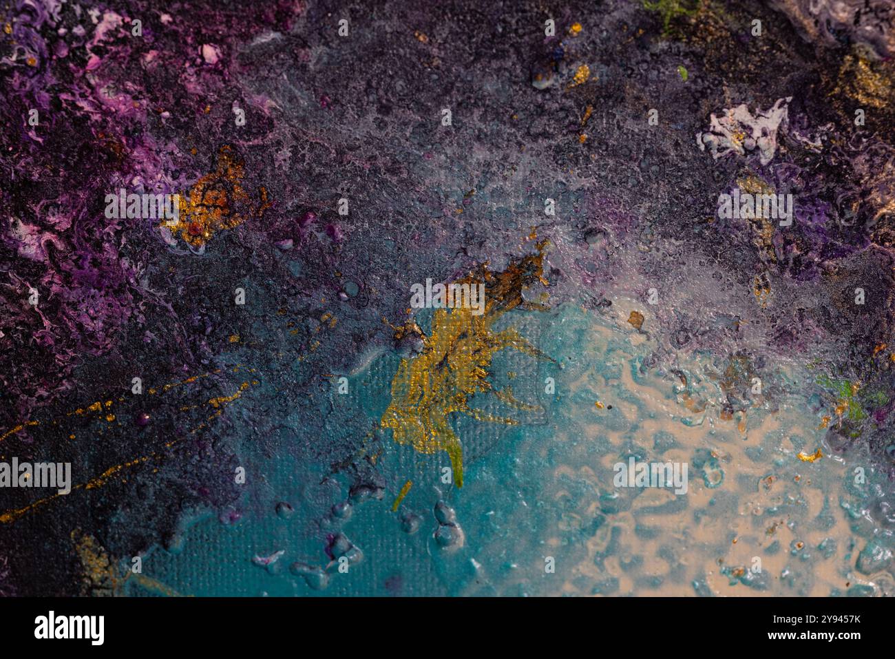 Une vue rapprochée d'une peinture texturée abstraite mettant en vedette un mélange de violets riches, de bleus profonds et d'éclats d'or avec des détails complexes, créant un e. Banque D'Images