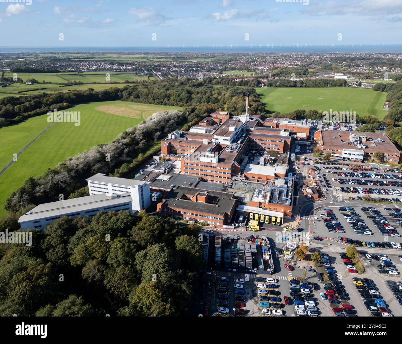 Vue aérienne des bâtiments du NHS Arrowe Park Teaching Hospital, Wirral, Merseyside, Angleterre, vue en orbite Banque D'Images