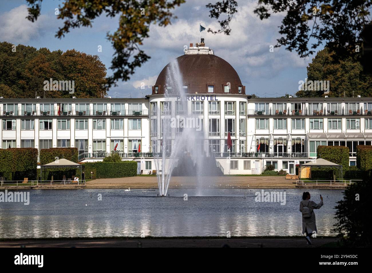 Brême, Allemagne. 08 octobre 2024. Un marcheur marche le long de Holler See devant le Parkhotel. Crédit : Sina Schuldt/dpa/Alamy Live News Banque D'Images