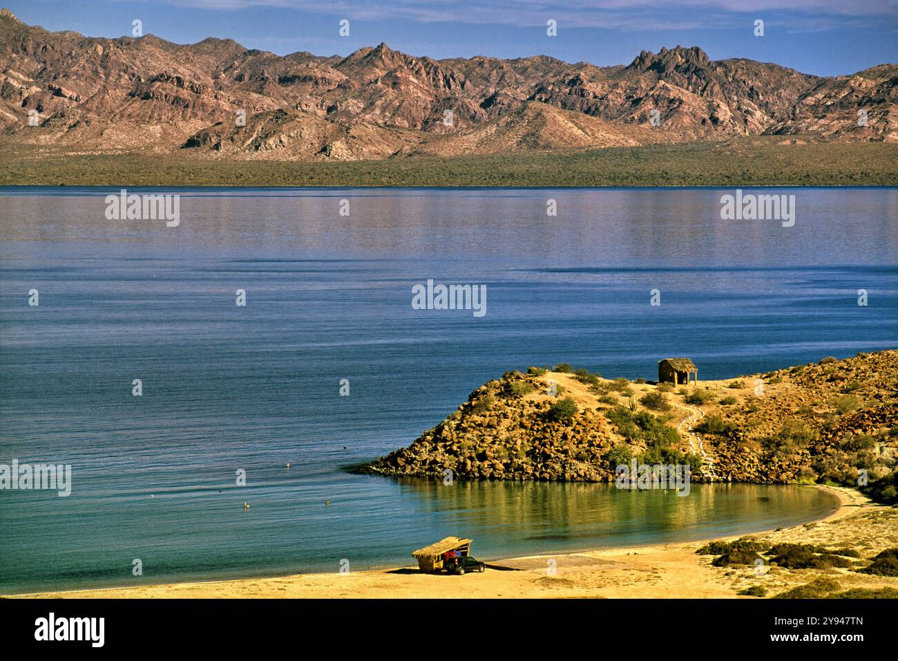 Bahia Concepcion, baie au Golfe de Californie (Mer de Cortez), véhicule de camping à Palapa sur la plage, Baja California sur State, Mexique Banque D'Images