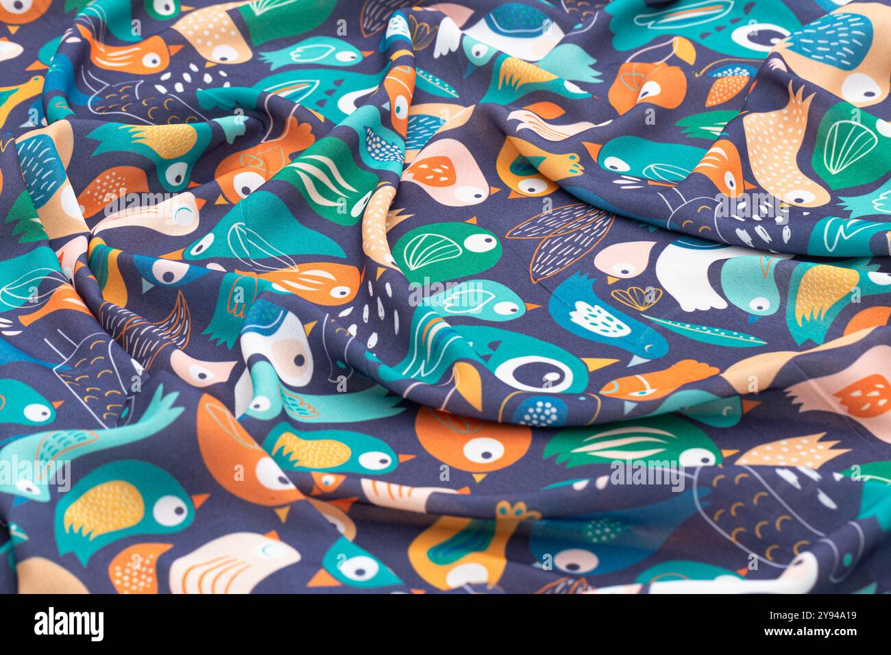 Motif toucan tropical avec des feuilles vertes sur un fond de tissu blanc, avec des illustrations toucan vibrantes et des feuilles de monstera Banque D'Images