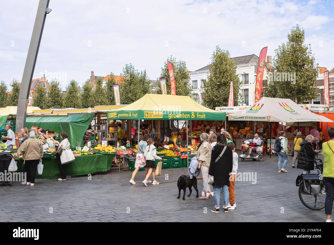 Les gens marchent sur le marché de Goes en Zélande. Banque D'Images