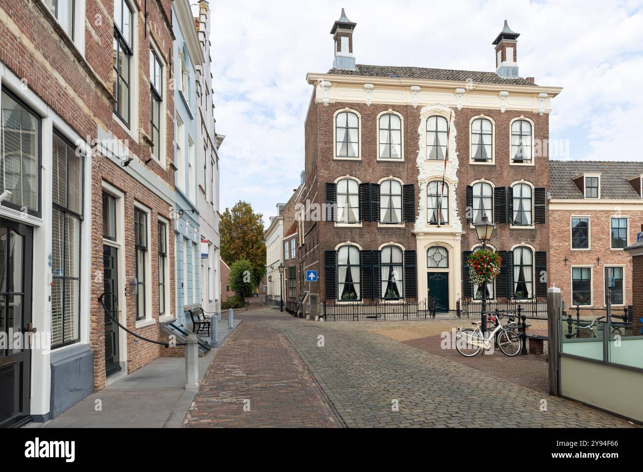 Rue avec des maisons historiques dans le centre de Goes en Zélande. Banque D'Images