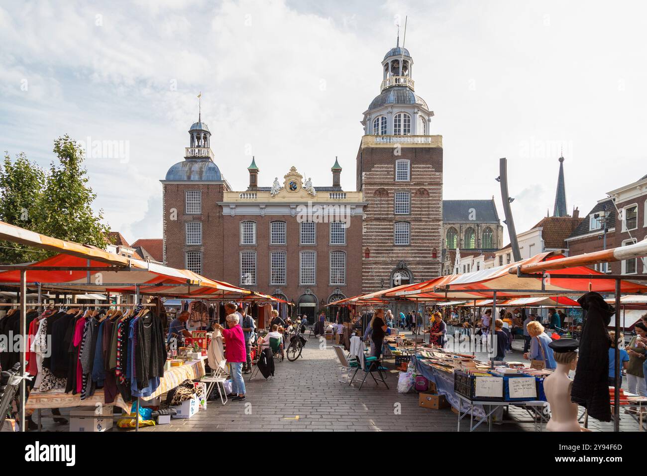Marché dans le centre-ville en face de la mairie de Goes dans la province de Zeeland. Banque D'Images