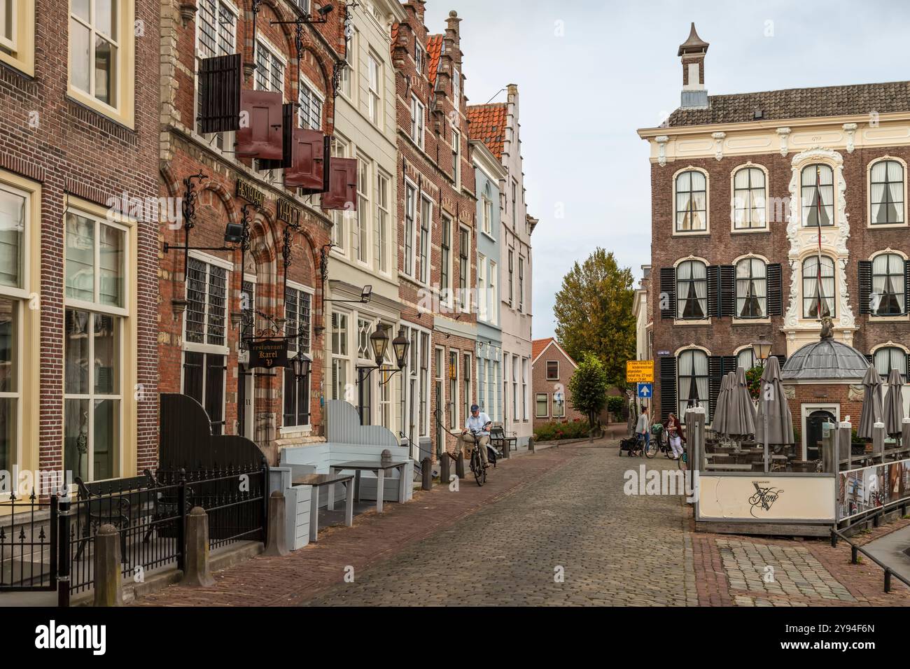 Maisons médiévales dans le port pittoresque dans le centre de la ville néerlandaise de Goes en Zélande. Banque D'Images