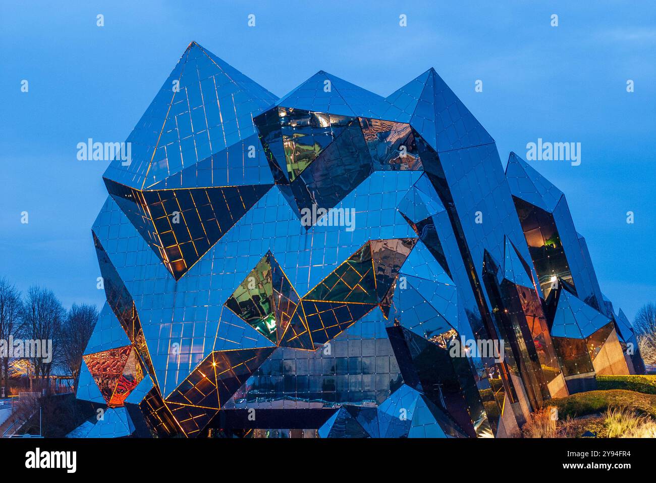 Le Kinémax suggère des cristaux de quartz géants et abrite une salle de cinéma utilisant la technologie cinéma Imax, Futuroscope, Poitiers, France Banque D'Images