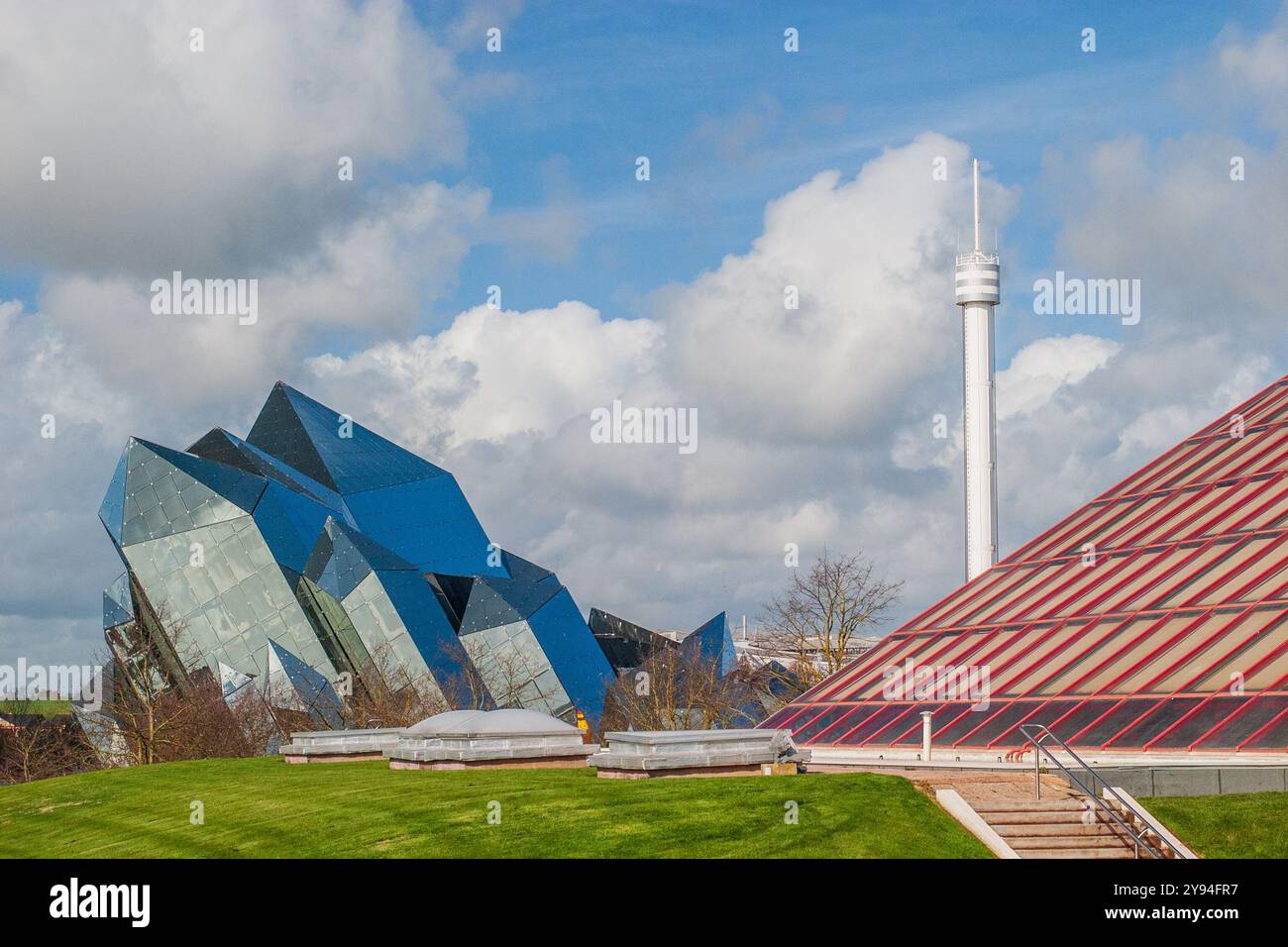 Le Kinémax suggère des cristaux de quartz géants et abrite une salle de cinéma utilisant la technologie cinéma Imax, Futuroscope, Poitiers, France Banque D'Images