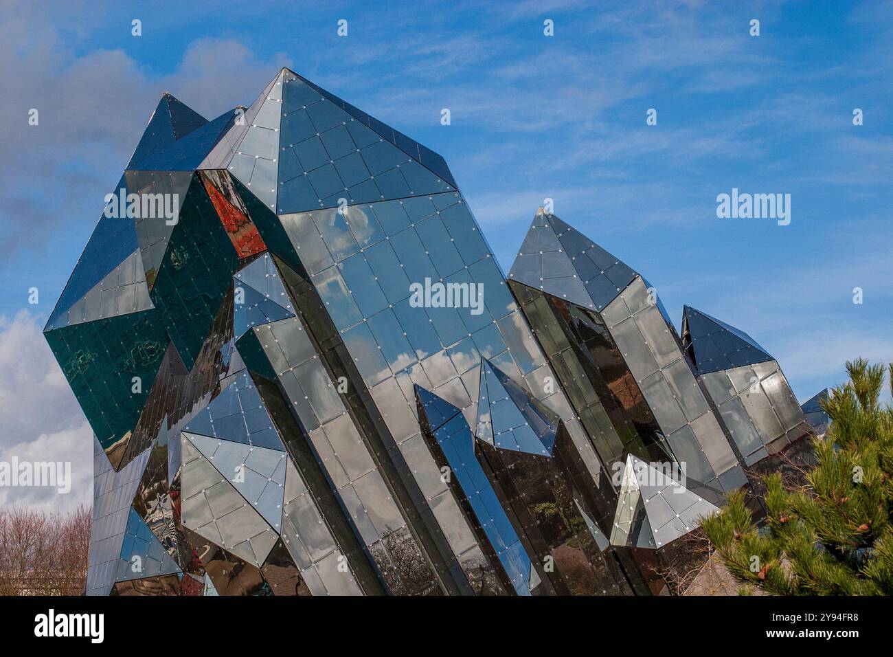 Le Kinémax suggère des cristaux de quartz géants et abrite une salle de cinéma utilisant la technologie cinéma Imax, Futuroscope, Poitiers, France Banque D'Images