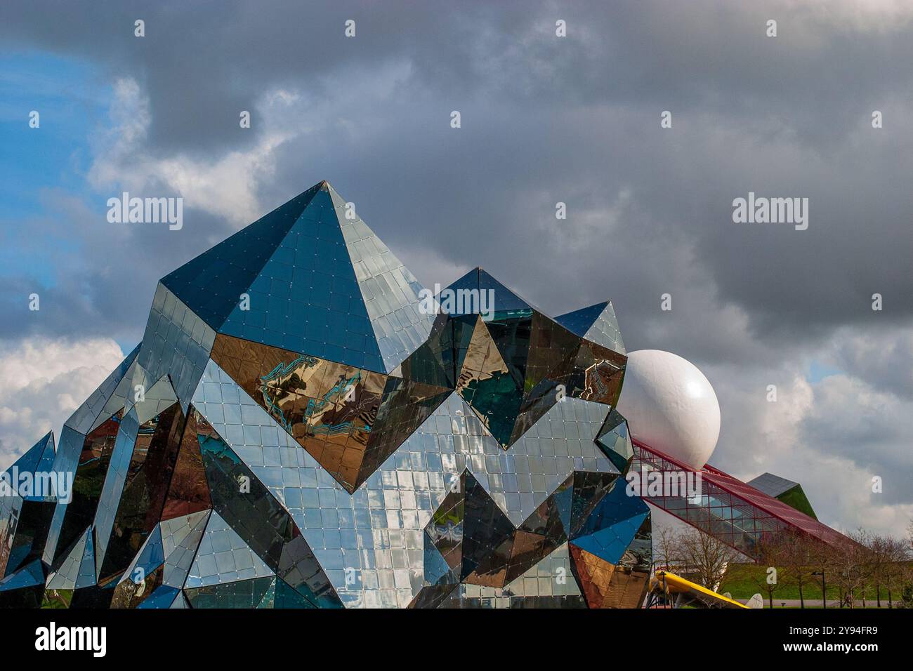 Le Kinémax suggère des cristaux de quartz géants et abrite une salle de cinéma utilisant la technologie cinéma Imax, Futuroscope, Poitiers, France Banque D'Images
