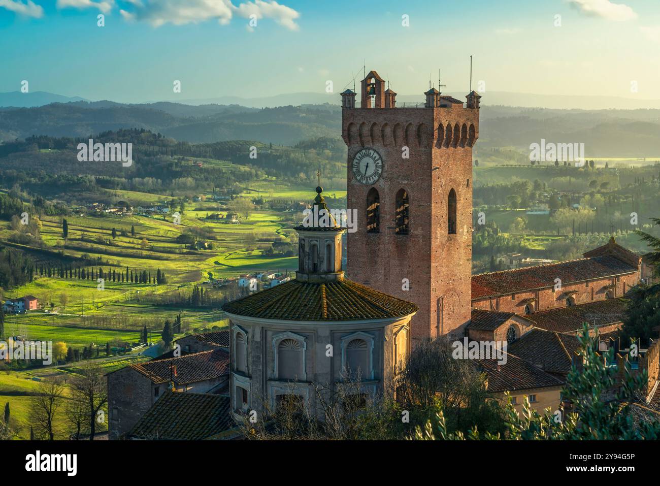 Vue panoramique de la ville de San Miniato, clocher de la cathédrale du Duomo et la campagne. Pise, Toscane Italie Europe. Banque D'Images