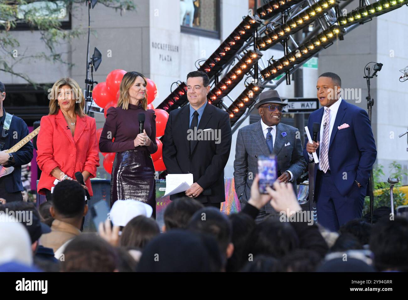 Hoda Kotb, Savannah Guthrie, Carson Daly, Al Roker et Craig Melvin sont vus dans le concert de Coldplay au Rockefeller Center de New York, NY, le 8 octobre 2024. (Photo par Efren Landaos/Sipa USA) Banque D'Images