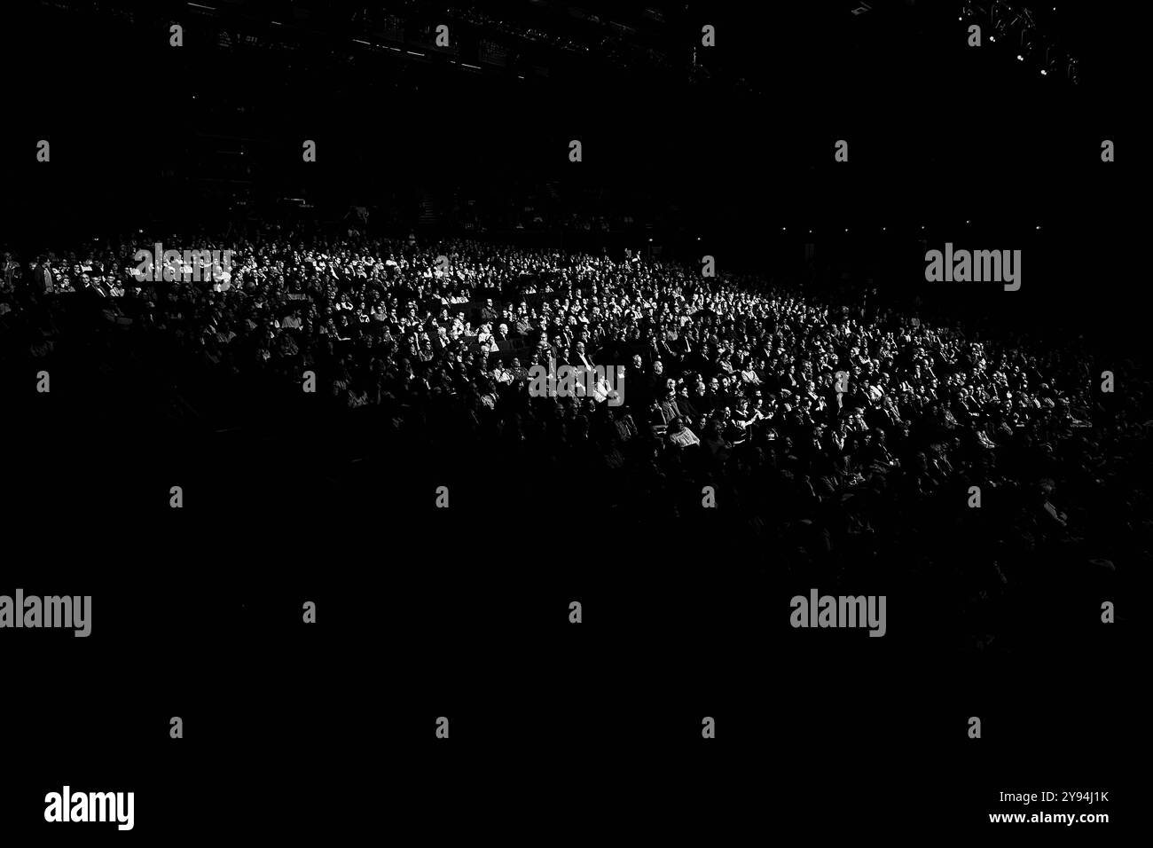 Paris, France. 07 octobre 2024. Sylvain Leser/le Pictorium - cérémonie d'hommage aux victimes du 7 octobre et de soutien aux otages - 07/10/2024 - France/Paris - lundi 7 octobre, au Dôme de Paris, hommage aux victimes du 7 octobre, à leurs familles et proches, et soutien aux 101 personnes encore détenues par le Hamas. Crédit : LE PICTORIUM/Alamy Live News Banque D'Images Paris, France. 07 octobre 2024. Sylvain Leser/le Pictorium - cérémonie d'hommage aux victimes du 7 octobre et de soutien aux otages - 07/10/2024 - France/Paris - lundi 7 octobre, au Dôme de Paris, hommage aux victimes du 7 octobre, à leurs familles et proches, et soutien aux 101 personnes encore détenues par le Hamas. Crédit : LE PICTORIUM/Alamy Live News Banque D'Images