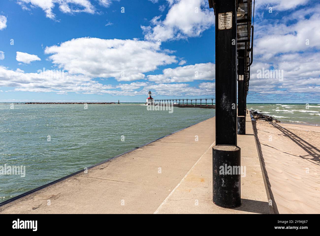 Phare de Michigan City sur le lac Michigan contre le ciel bleu un jour d'été Banque D'Images