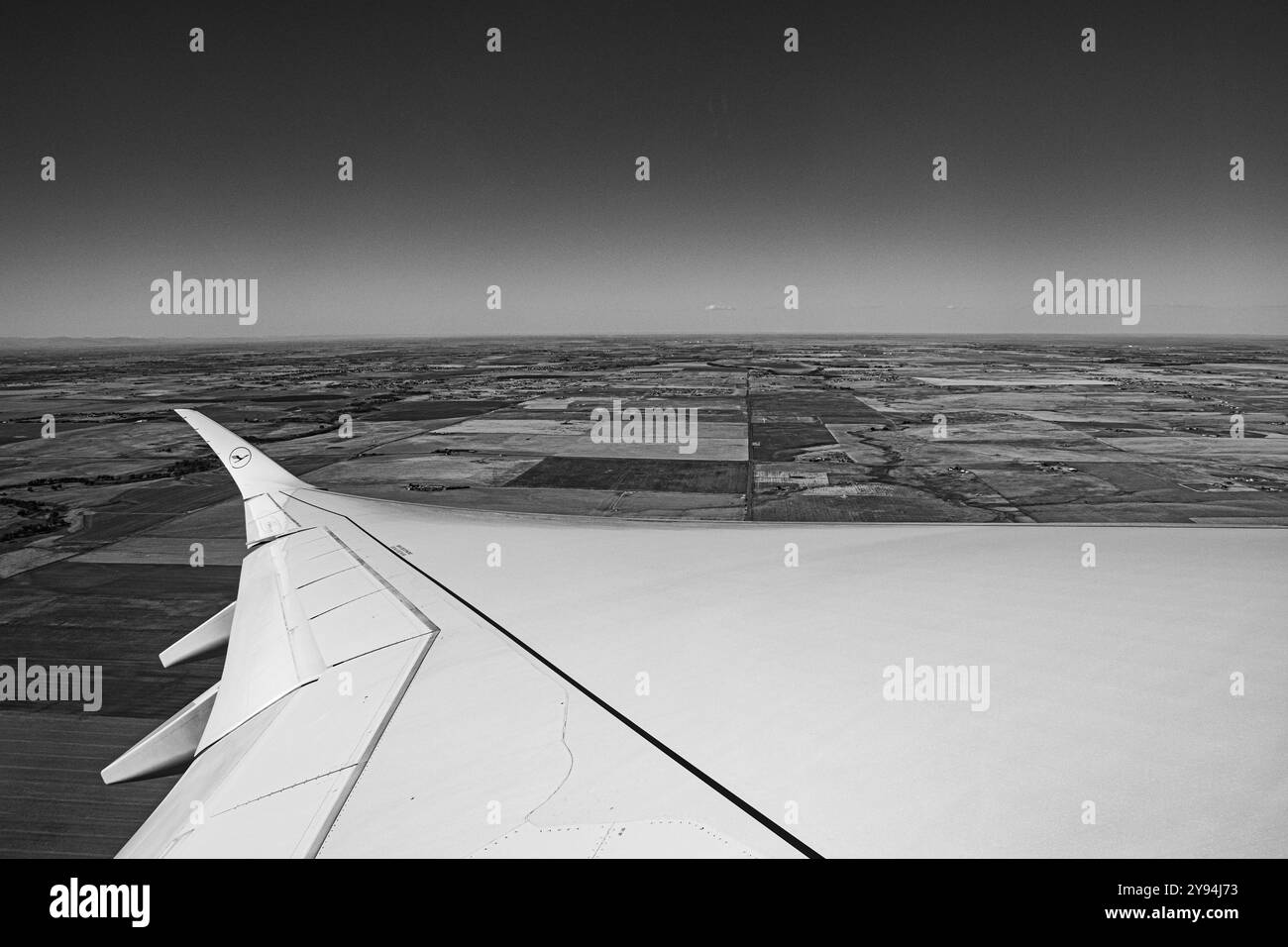 Photo de l'horizon avec l'aile d'un avion en noir et blanc Banque D'Images