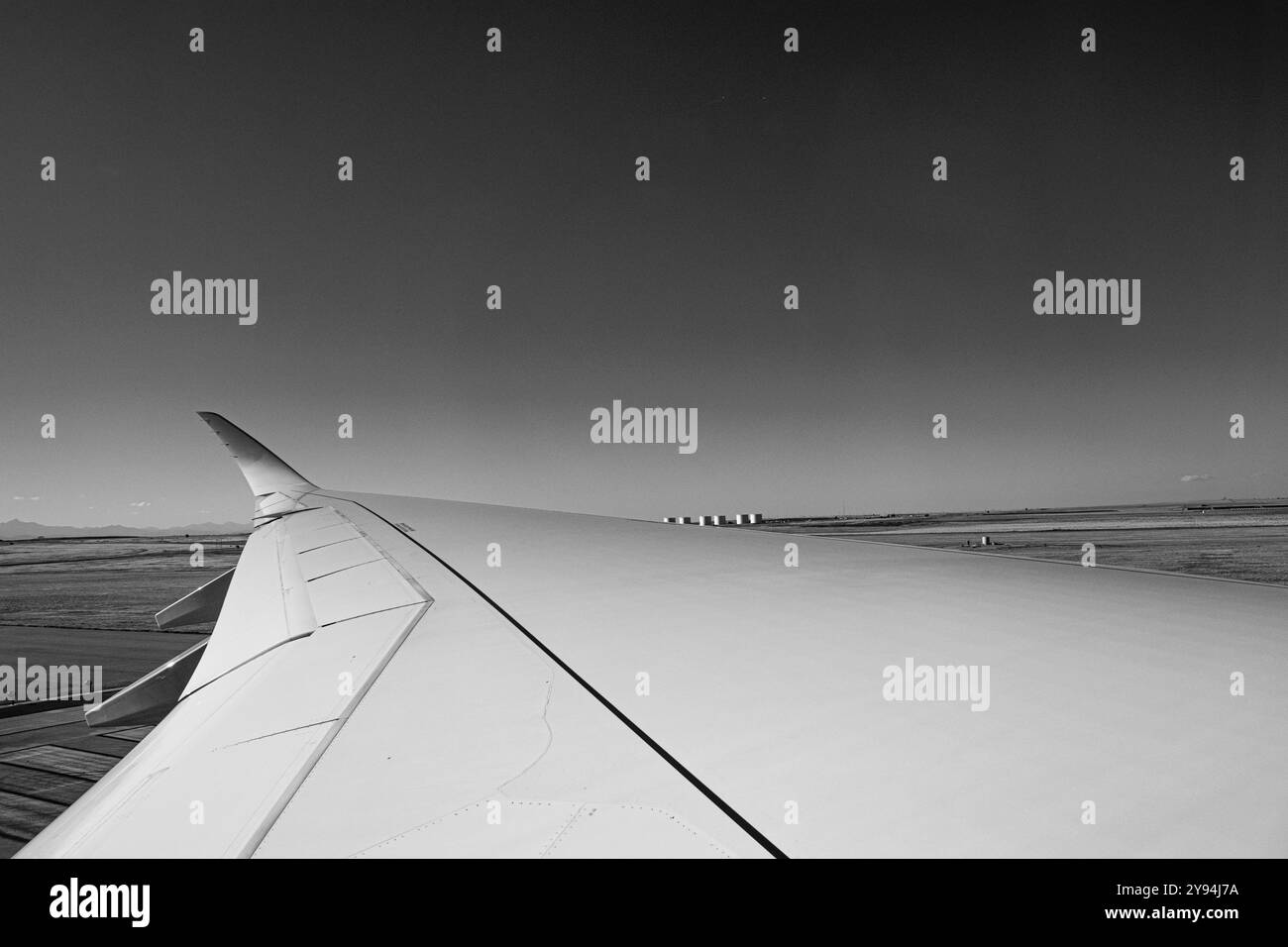Photo de l'horizon avec l'aile d'un avion en noir et blanc Banque D'Images