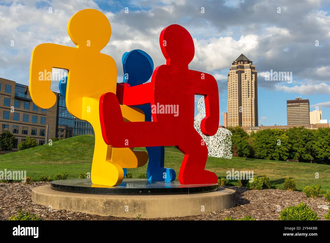 Des Moines, Iowa, USA - 16 septembre 2024 - sculpture de Keith Haring, sans titre (trois figures dansantes, version C) conçue en 1989, fabriquée en 2009 Banque D'Images