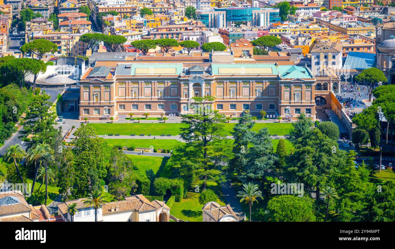 Les visiteurs se promènent dans les vastes musées et jardins du Vatican, entourés d'une végétation luxuriante et d'une architecture historique, capturant la beauté de cet endroit emblématique au cœur de Rome. Banque D'Images
