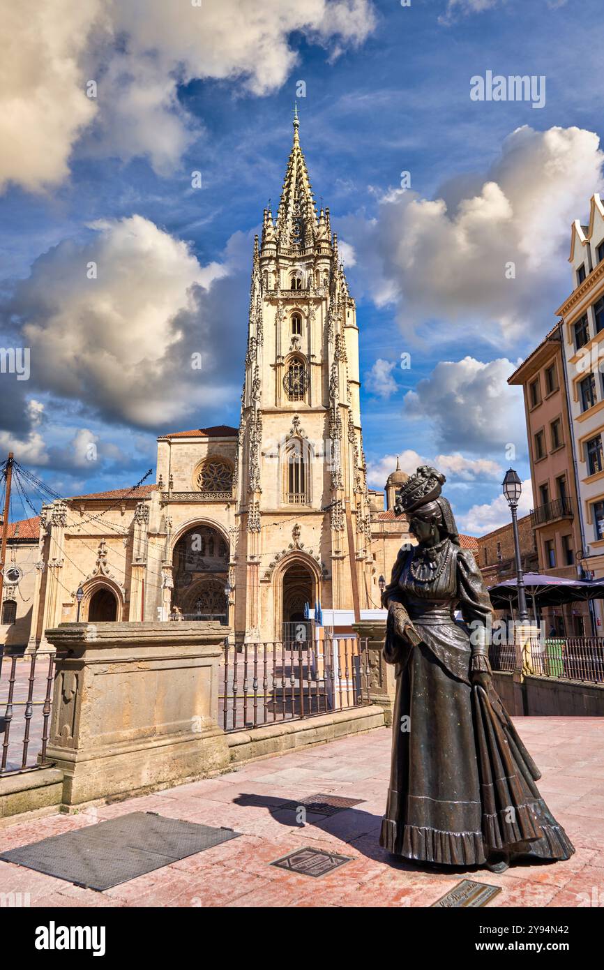 La Regenta, sculpture de Mauro Alvarez, Plaza Alfonso II El Casto, Cathédrale, Oviedo, Asturies, Espagne Banque D'Images